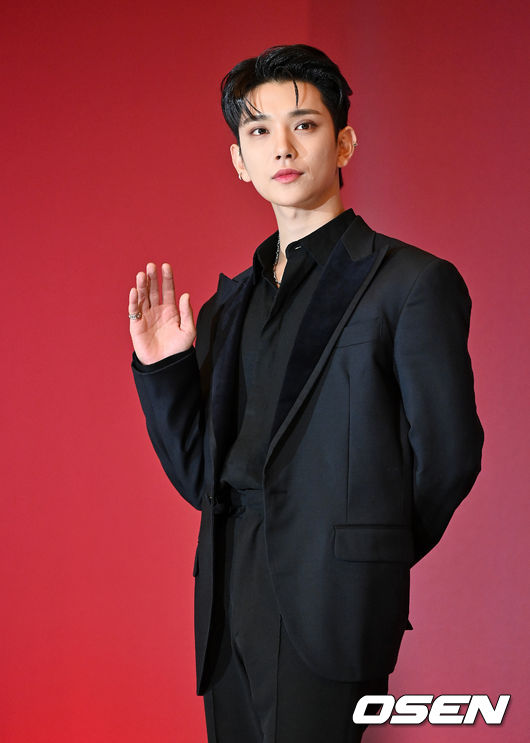 22일 오후 서울 콘래드 서울 파크볼룸에서 세븐틴 미니 9집 ‘Attacca’ 발매 기념 온∙오프라인 글로벌 기자간담회 열렸다.<br /><br />세븐틴 조슈아가 포토타임을 하고 있다. 2021.10.22 /jpnews@osen.co.kr