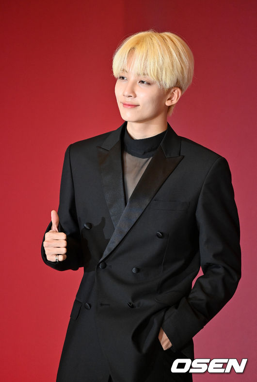 22일 오후 서울 콘래드 서울 파크볼룸에서 세븐틴 미니 9집 ‘Attacca’ 발매 기념 온∙오프라인 글로벌 기자간담회 열렸다.<br /><br />세븐틴 정한이 포토타임을 하고 있다. 2021.10.22 /jpnews@osen.co.kr