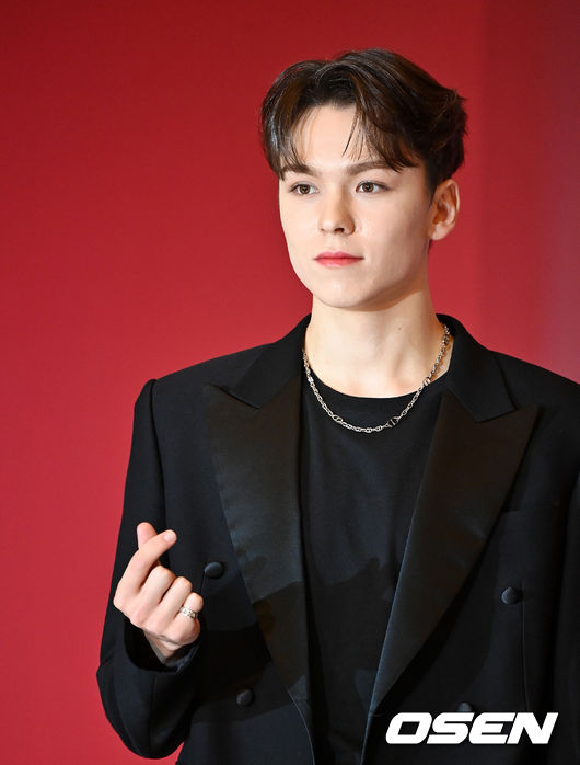 22일 오후 서울 콘래드 서울 파크볼룸에서 세븐틴 미니 9집 ‘Attacca’ 발매 기념 온∙오프라인 글로벌 기자간담회 열렸다.<br /><br />세븐틴 버논이 포토타임을 하고 있다. 2021.10.22 /jpnews@osen.co.kr