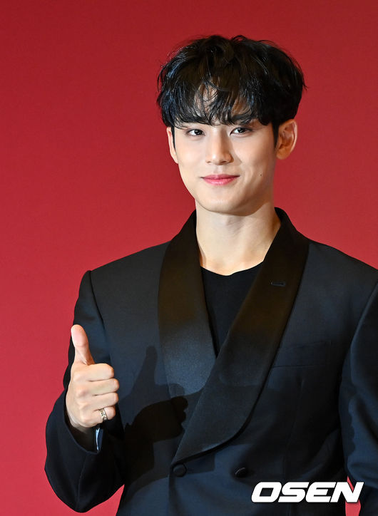 22일 오후 서울 콘래드 서울 파크볼룸에서 세븐틴 미니 9집 ‘Attacca’ 발매 기념 온∙오프라인 글로벌 기자간담회 열렸다.<br /><br />세븐틴 민규가 포토타임을 하고 있다.  2021.10.22 /jpnews@osen.co.kr