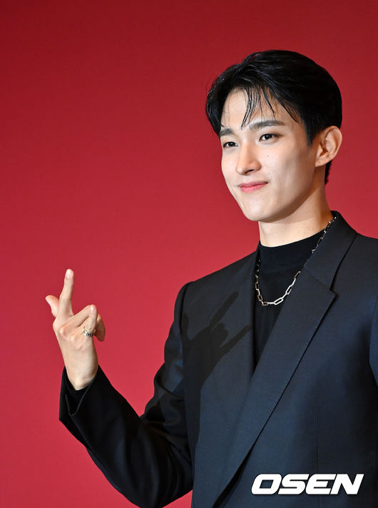 22일 오후 서울 콘래드 서울 파크볼룸에서 세븐틴 미니 9집 ‘Attacca’ 발매 기념 온∙오프라인 글로벌 기자간담회 열렸다.<br /><br />세븐틴 도겸이 포토타임을 하고 있다. 2021.10.22 /jpnews@osen.co.kr