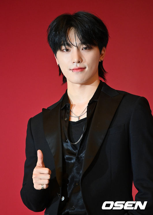 22일 오후 서울 콘래드 서울 파크볼룸에서 세븐틴 미니 9집 ‘Attacca’ 발매 기념 온∙오프라인 글로벌 기자간담회 열렸다.<br /><br />세븐틴 디노가 포토타임을 하고 있다. 2021.10.22 /jpnews@osen.co.kr