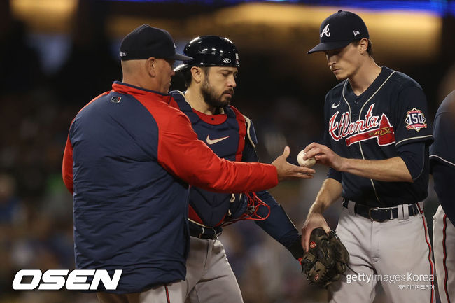 [사진] 애틀랜타 프리드는 2021년 10월 22일(한국시간) 미국 캘리포니아주 로스앤젤레스 다저 스타디움에서 열린 다저스와 2021 메이저리그포스트시즌 내셔널리그 챔피언십시리즈 5차전에서 선발 등판해 4⅔이닝 동안 8피안타(2피홈런) 3탈삼진 3사사구 5실점을 기록했다. ⓒGettyimages(무단전재 및 재배포 금지)