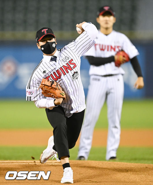 21일 잠실구장에서 키움-LG 경기 앞서 LG 2022 신인 1차지명 조원태가 시구를 하고 있다./OSEN DB