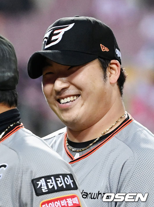 21일 오후 광주 KIA 챔피언스필드에서 ‘2021 신한은행 SOL KBO리그’ KIA 타이거즈와 한화 이글스의 경기가 열렸다.5회말을 마친 한화 선발 김민우가 덕아웃으로 향하며 미소짓고 있다. 2021.10.21 / rumi@osen.co.kr