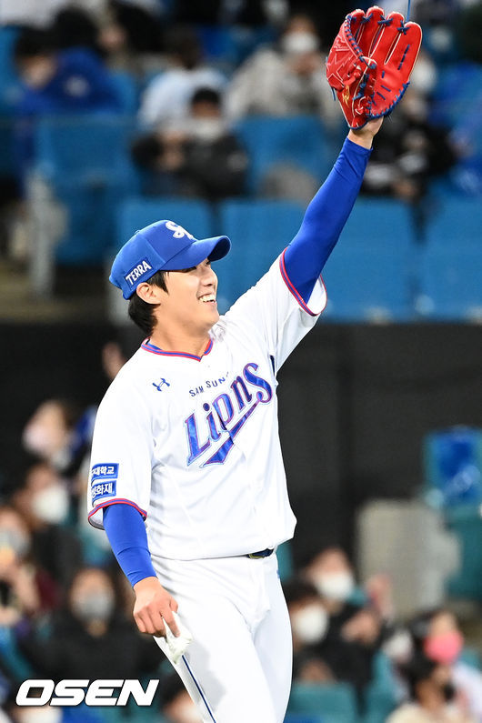 22일 오후 대구삼성라이온즈파크에서 ’2021 신한은행 SOL KBO리그’ 삼성 라이온즈와 KT 위즈의 경기가 열렸다.7회초 2사 주자 1루 KT 심우준의 타구를 삼성 우익수 구자욱이 몸을 날려 잡아내자 삼성 선발 원태인이 기뻐하고 있다. 2021.10.22 / rumi@osen.co.kr