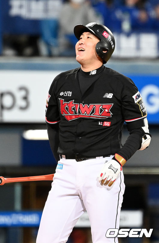 22일 오후 대구삼성라이온즈파크에서 ’2021 신한은행 SOL KBO리그’ 삼성 라이온즈와 KT 위즈의 경기가 열렸다.6회초 2사 주자 1,2루 KT 유한준이 타석에서 헛스윙 삼진아웃을 당한 후 아쉬워하고 있다. 2021.10.22 / rumi@osen.co.kr