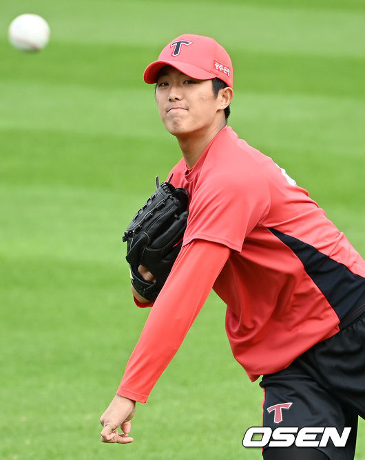 KIA 타이거즈 신인투수 이의리가 캐치볼을 하고 있다./OSEN DB