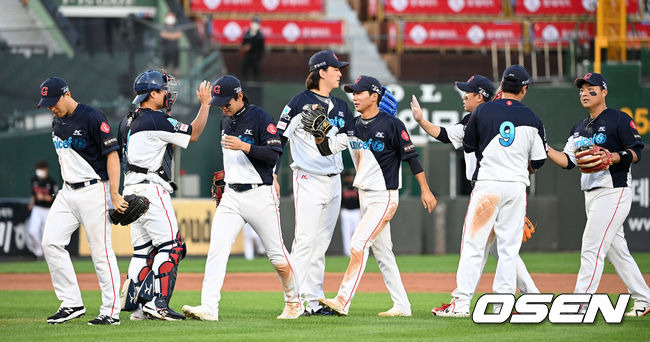 롯데 자이언츠 선수들이 승리의 기쁨을 나누고 있다. /OSEN DB