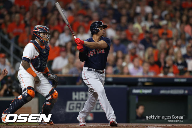 [사진] 보스턴은 2021년 10월 23일(한국시간) 미국 텍사스주 휴스턴 미닛 메이드 파크에서 열린 휴스턴 애스트로스와 2021 메이저리그 포스트시즌 아메리칸리그 챔피언십시리즈 6차전에서 0-5로 패했다. 시리즈 2승 1패 후 3연패, 2-4로 역전을 당하면서 월드시리즈 진출 티켓을 휴스턴에 내줬다. ⓒGettyimages(무단전재 및 재배포 금지)