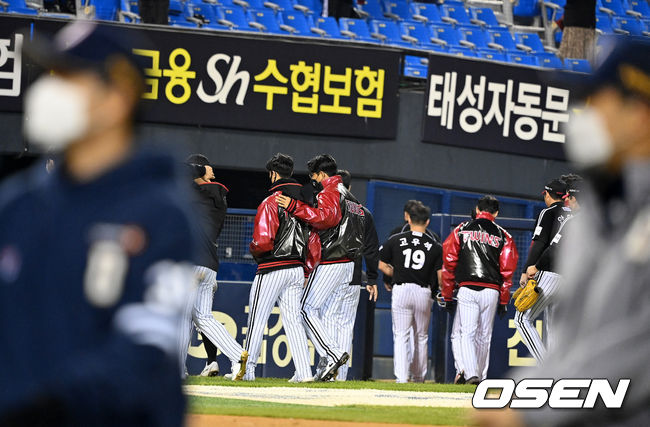 경기를 마치고 LG 선수들이 무승부에 아쉬워하고 있다.  2021.10.23 /jpnews@osen.co.kr