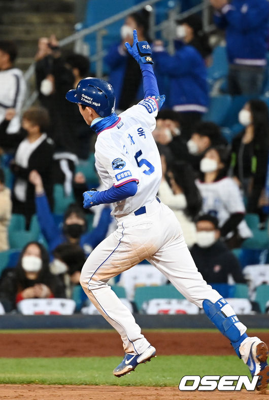5회말 2사 삼성 구자욱이 우중월 솔로 홈런을 날린 후 그라운드를 돌고 있다. 2021.10.23 / rumi@osen.co.kr