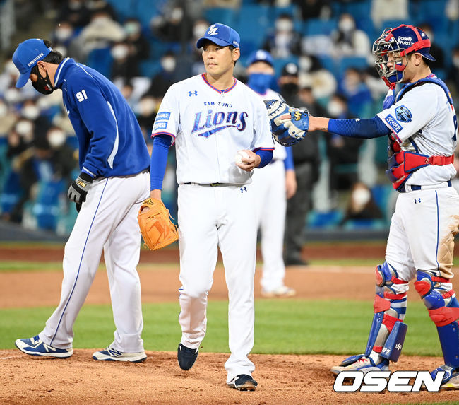 23일 오후 대구삼성라이온즈파크에서 ’2021 신한은행 SOL KBO리그’ 삼성 라이온즈와 KT 위즈의 경기가 열렸다.7회초 2사 주자 1,2루 KT 문상철 타석에서 삼성 선발 백정현이 교체되고 있다. 2021.10.23 / rumi@osen.co.kr