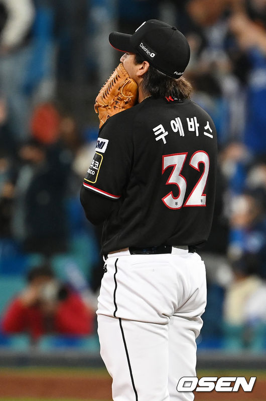 23일 오후 대구삼성라이온즈파크에서 ’2021 신한은행 SOL KBO리그’ 삼성 라이온즈와 KT 위즈의 경기가 열렸다.5회말 2사 삼성 구자욱이 우중월 솔로 홈런을 날리자 KT 선발 쿠에바스가 타구가 날아간 곳을 바라보며 아쉬워하고 있다. 2021.10.23 / rumi@osen.co.kr