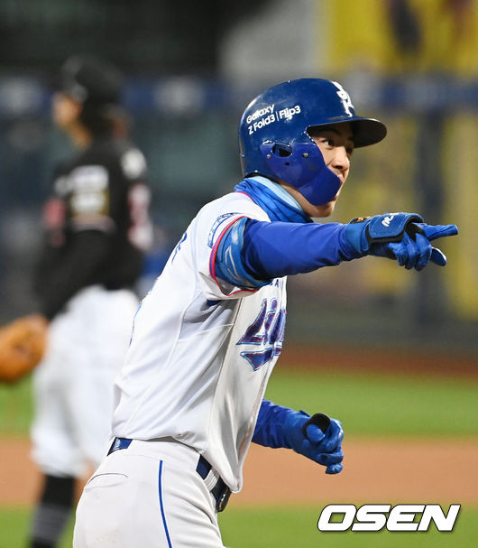 23일 오후 대구삼성라이온즈파크에서 ’2021 신한은행 SOL KBO리그’ 삼성 라이온즈와 KT 위즈의 경기가 열렸다.5회말 2사 삼성 구자욱이 우중월 솔로 홈런을 날린 후 그라운드를 돌며 기뻐하고 있다. 2021.10.23 / rumi@osen.co.kr