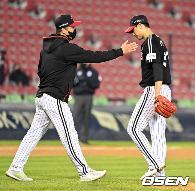 6회말 2사 1,2루에서 LG 이정용이 교체되고 있다. 2021.10.23 /jpnews@osen.co.kr