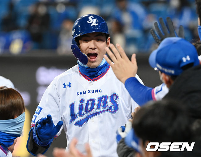 23일 오후 대구삼성라이온즈파크에서 ’2021 신한은행 SOL KBO리그’ 삼성 라이온즈와 KT 위즈의 경기가 열렸다.5회말 2사 삼성 구자욱이 우중월 솔로 홈런을 날린 후 덕아웃에서 기뻐하고 있다. 2021.10.23 / rumi@osen.co.kr