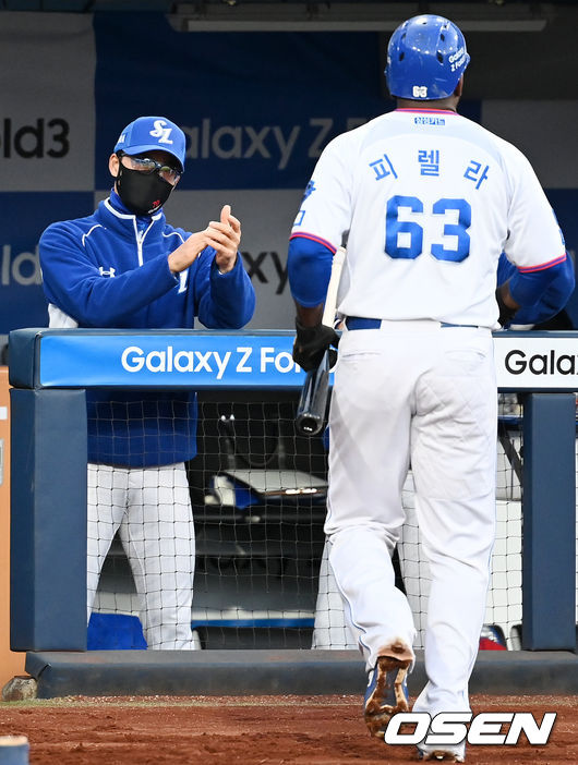 1회말 2사 주자 1,3루 삼성 오재일의 우익수 오른쪽 선취 1타점 적시타때 홈을 밟은 피렐라가 덕아웃에서 삼성 허삼영 감독의 축하를 받고 있다. 2021.10.23 / rumi@osen.co.kr