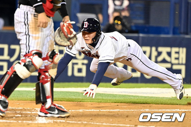 6회말 2사 1루에서 두산 박계범이 허경민의 동점 적시타에 홈에서 슬라이딩 세이프되고 있다. 2021.10.23 