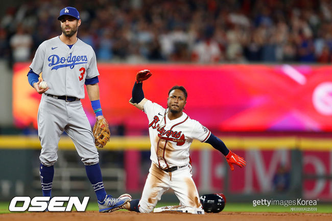 [사진] 애틀랜타 아지 알비스가 1회 2루타를 치고 난 뒤 기뻐하고 있다. ⓒGettyimages(무단전재 및 재배포 금지)