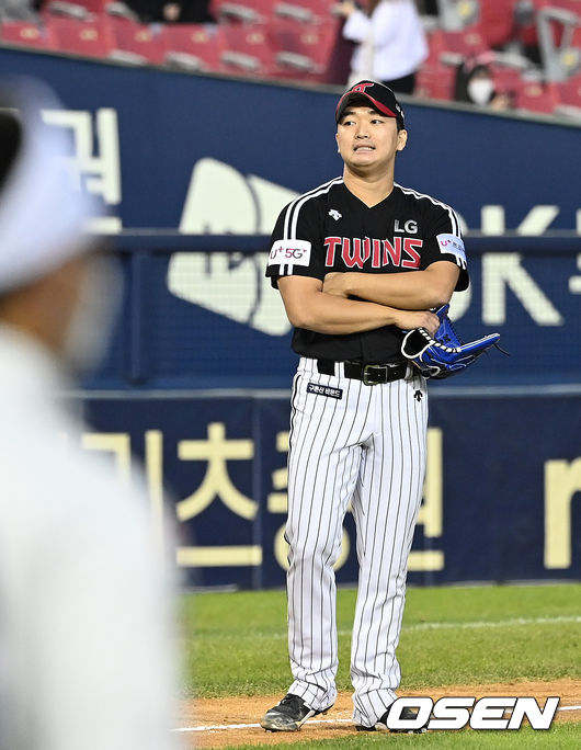 두산은 2연패에서 탈출하며 5위 자리를 지켜냈다. 시즌 67승 7무 64패. 반면 최근 5경기 연속 무승 및 3연패에 빠진 2위 LG는 69승 11무 57패가 됐다.경기 종료 후 LG 고우석이 아쉬워하고 있다. 2021.10.24 /sunday@osen.co.kr