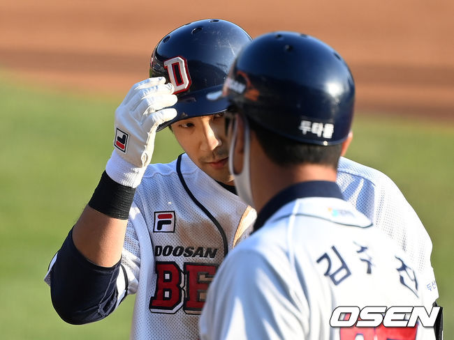 6회말 1사 2루에서 두산 강승호가 좌전 적시타를 치고 김주찬 코치와 이야기를 나누고 있다. 2021.10.24 /sunday@osen.co.kr