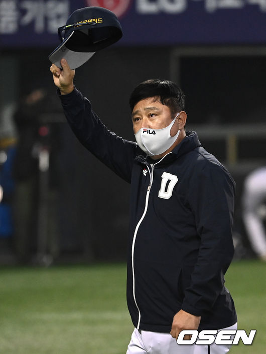 두산은 2연패에서 탈출하며 5위 자리를 지켜냈다. 시즌 67승 7무 64패. 반면 최근 5경기 연속 무승 및 3연패에 빠진 2위 LG는 69승 11무 57패가 됐다.경기 종료 후 두산 김태형 감독이 관중석을 향해 인사를 하고 있다. 2021.10.24 /sunday@osen.co.kr