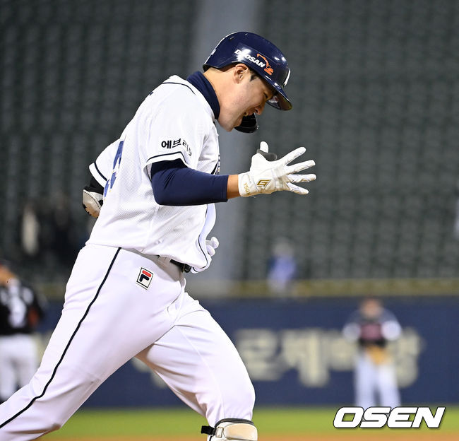 24일 오후 서울 잠실야구장에서 ‘2021 신한은행 SOL KBO리그’ 두산 베어스와 LG 트윈스의 더블헤더 2차전 경기가 열렸다.9회말 2사에서 두산 양석환이 좌월 솔로 홈런을 치고 환호하고 있다. 2021.10.24 /sunday@osen.co.kr