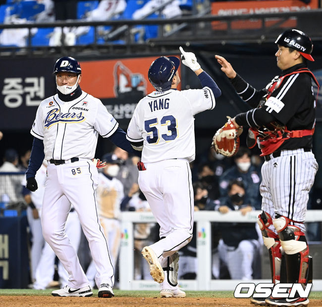 9회말 2사에서 두산 양석환이 좌월 솔로홈런을 치고 환호하고 있다. 2021.10.24 /sunday@osen.co.kr