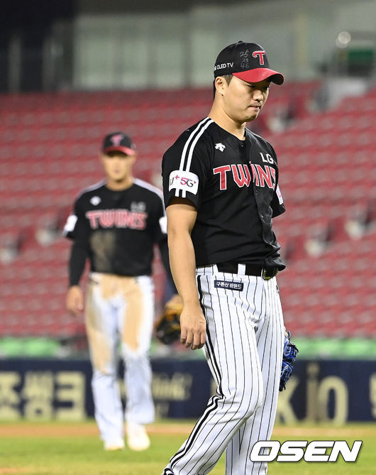 경기 종료 후 두산 양석환에게 동점포를 허용한 LG 고우석이 아쉬워하고 있다. 2021.10.24 /sunday@osen.co.kr