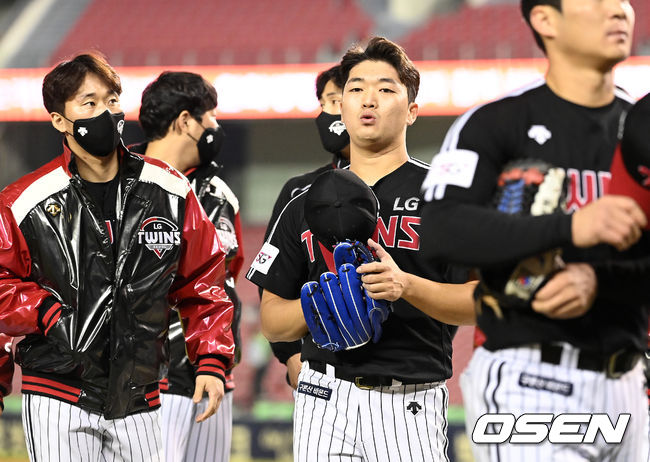 종료 후 LG 고우석이 경기장을 나가고 있다. 2021.10.24 /sunday@osen.co.kr