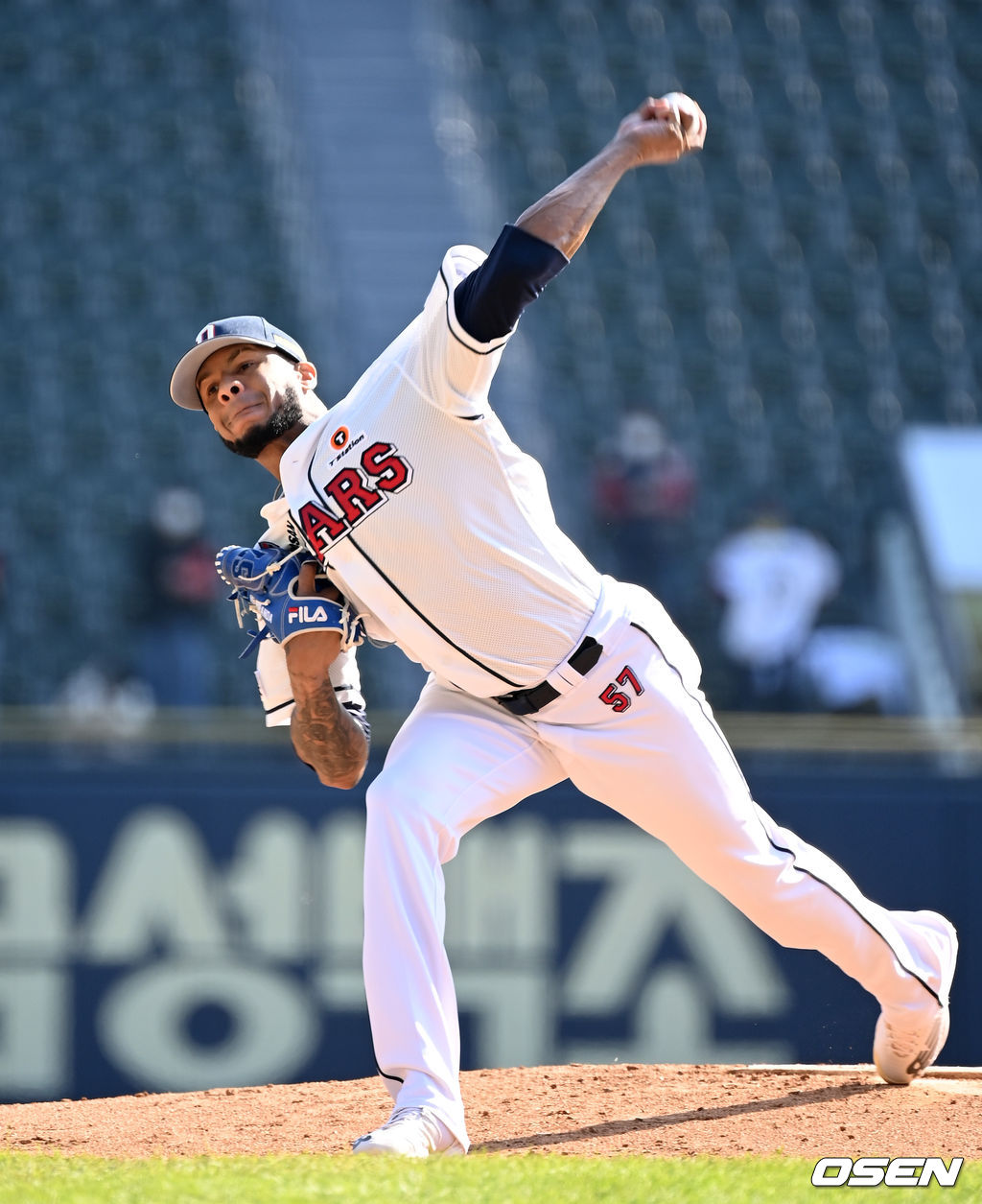 24일 서울 잠실야구장에서 열린 ‘2021 신한은행 SOL KBO리그’ 두산 베어스와 LG 트윈스의 더블헤더 1차전 경기, 1회초 무사에서 두산 선발투수 미란다가 역투하고 있다. 2021.10.24 /sunday@osen.co.kr