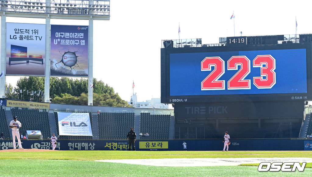 24일 서울 잠실야구장에서 열린 ‘2021 신한은행 SOL KBO리그’ 두산 베어스와 LG 트윈스의 더블헤더 1차전 경기, 2회초 1사 1루에서 두산 미란다의 223탈삼진 기록이 전광판에 표시돼 있다. 2021.10.24 /sunday@osen.co.kr