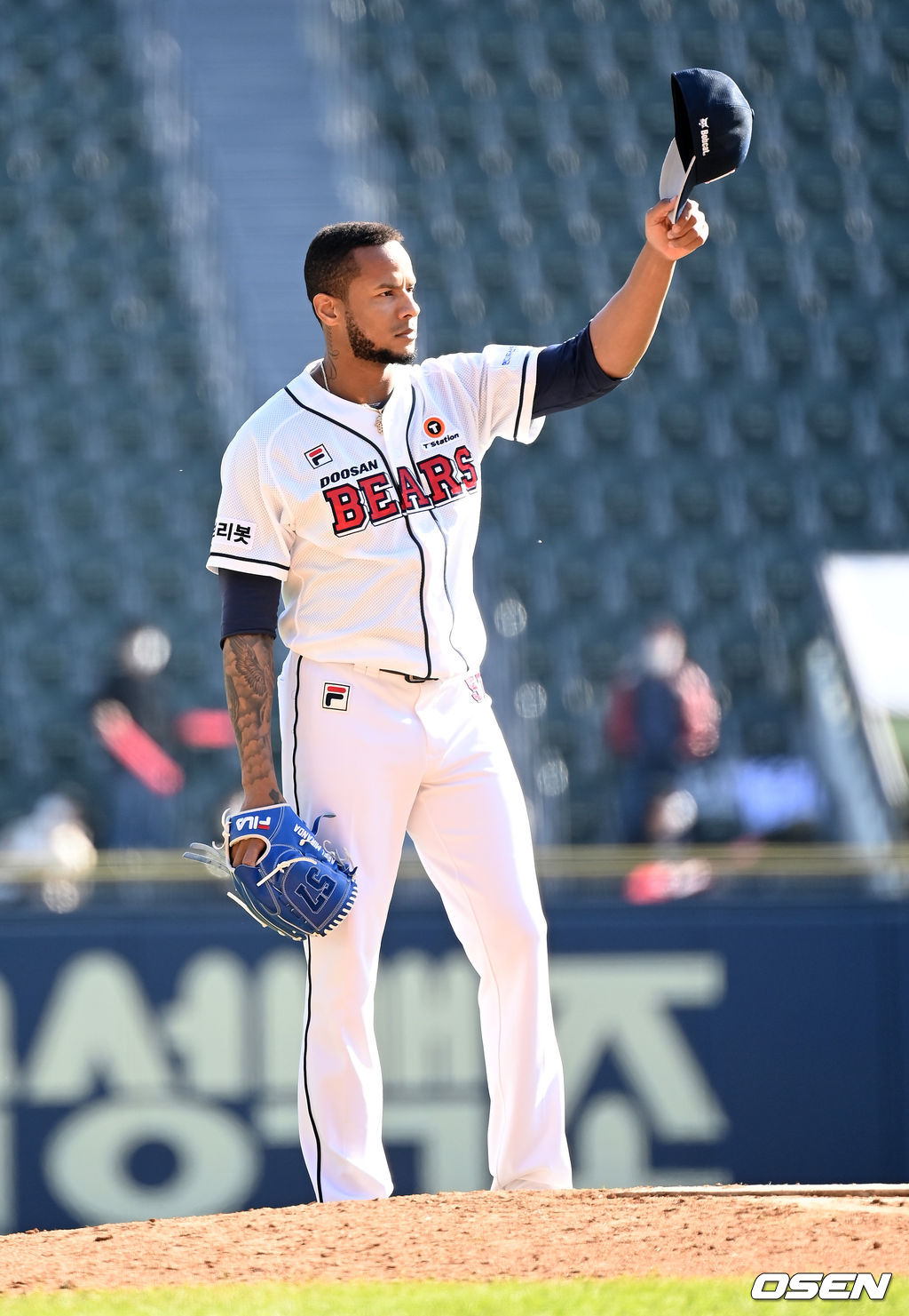 24일 서울 잠실야구장에서 열린 ‘2021 신한은행 SOL KBO리그’ 두산 베어스와 LG 트윈스의 더블헤더 1차전 경기, 3회초 1사에서 두산 미란다가 224탈삼진을 기록하고 관중석을 향해 인사를 하고 있다. 2021.10.24 /sunday@osen.co.kr