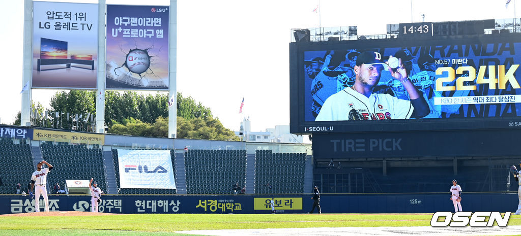 24일 서울 잠실야구장에서 열린 ‘2021 신한은행 SOL KBO리그’ 두산 베어스와 LG 트윈스의 더블헤더 1차전 경기, 3회초 1사에서 두산 미란다가 224탈삼진을 기록하고 관중석을 향해 인사를 하고 있다. 2021.10.24 /sunday@osen.co.kr