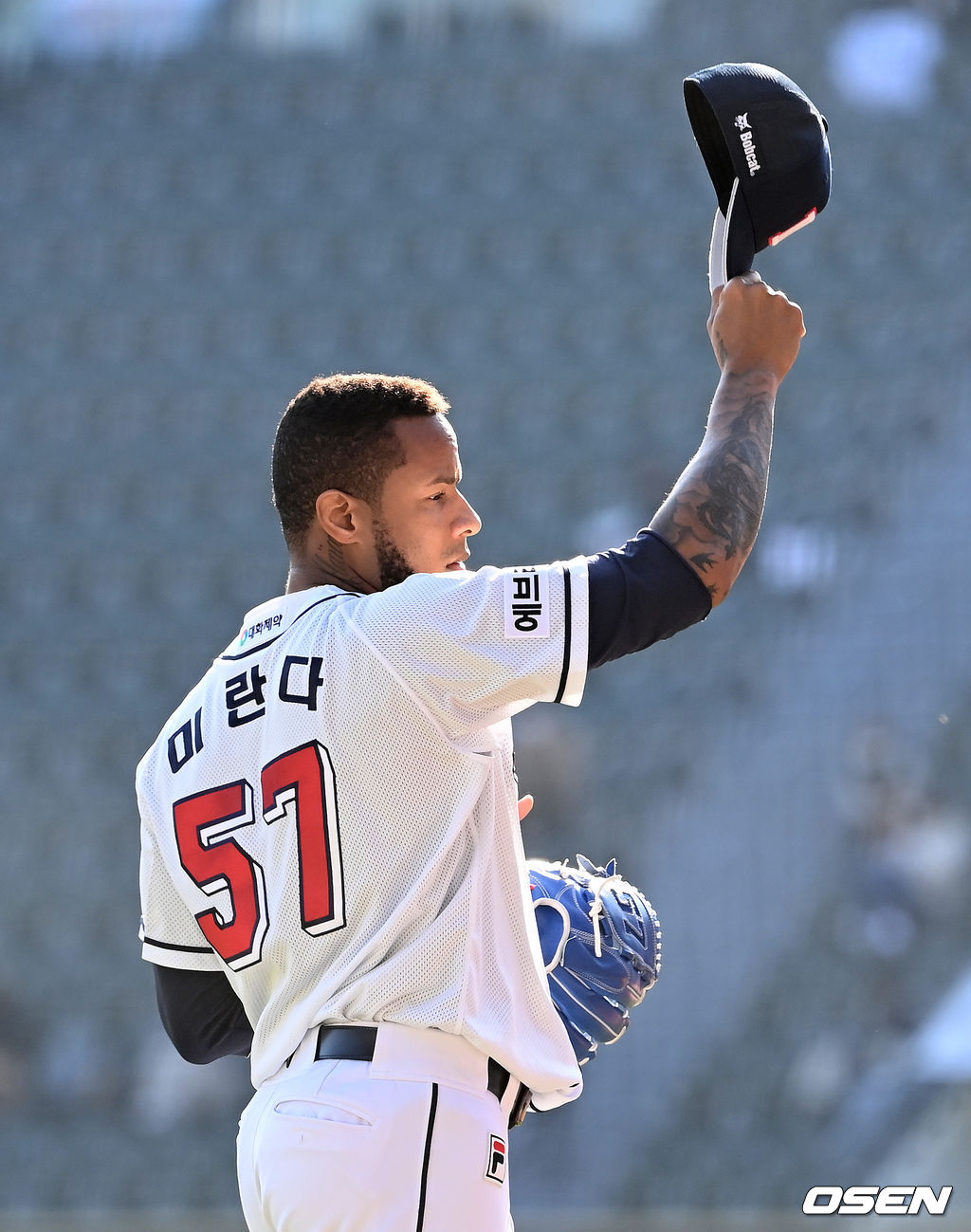 24일 서울 잠실야구장에서 열린 ‘2021 신한은행 SOL KBO리그’ 두산 베어스와 LG 트윈스의 더블헤더 1차전 경기, 3회초를 마친 두산 미란다가 더그아웃으로 가며 박수를 보낸 관중석을 향해 인사하고 있다. 2021.10.24 /sunday@osen.co.kr