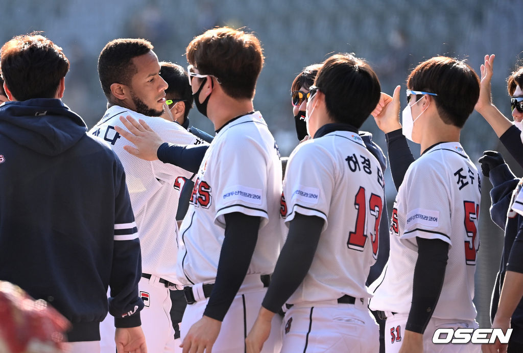 24일 서울 잠실야구장에서 열린 ‘2021 신한은행 SOL KBO리그’ 두산 베어스와 LG 트윈스의 더블헤더 1차전 경기, 3회초를 마친 두산 미란다가 더그아웃으로 가며 동료들의 축하를 받고 있다. 2021.10.24 /sunday@osen.co.kr