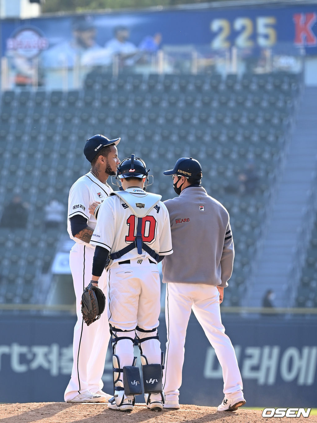 24일 서울 잠실야구장에서 열린 ‘2021 신한은행 SOL KBO리그’ 두산 베어스와 LG 트윈스의 더블헤더 1차전 경기, 5회초 1사 1,3루에서 두산 미란다가 마운드를 내려가고 있다. 2021.10.24 /sunday@osen.co.kr