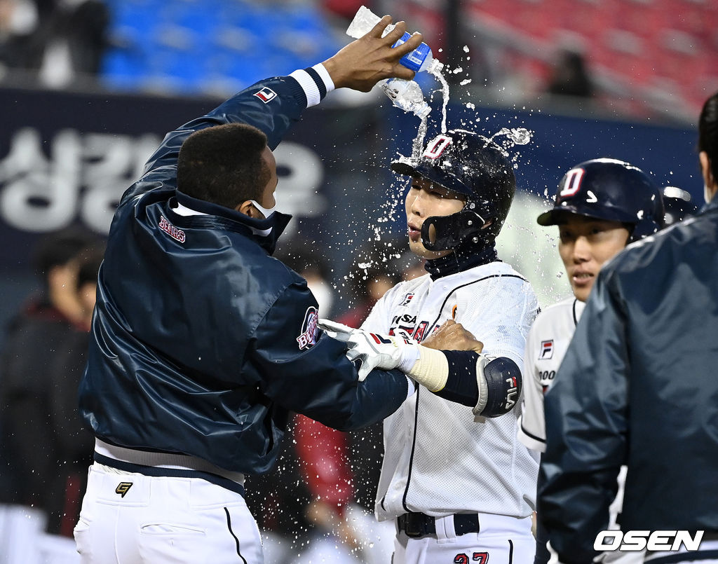 24일 서울 잠실야구장에서 열린 ‘2021 신한은행 SOL KBO리그’ 두산 베어스와 LG 트윈스의 더블헤더 1차전 경기, 종료 후 두산 미란다가 끝내기를 기록한 박건우를 향해 물을 뿌리며 축하하고 있다. 2021.10.24 /sunday@osen.co.kr