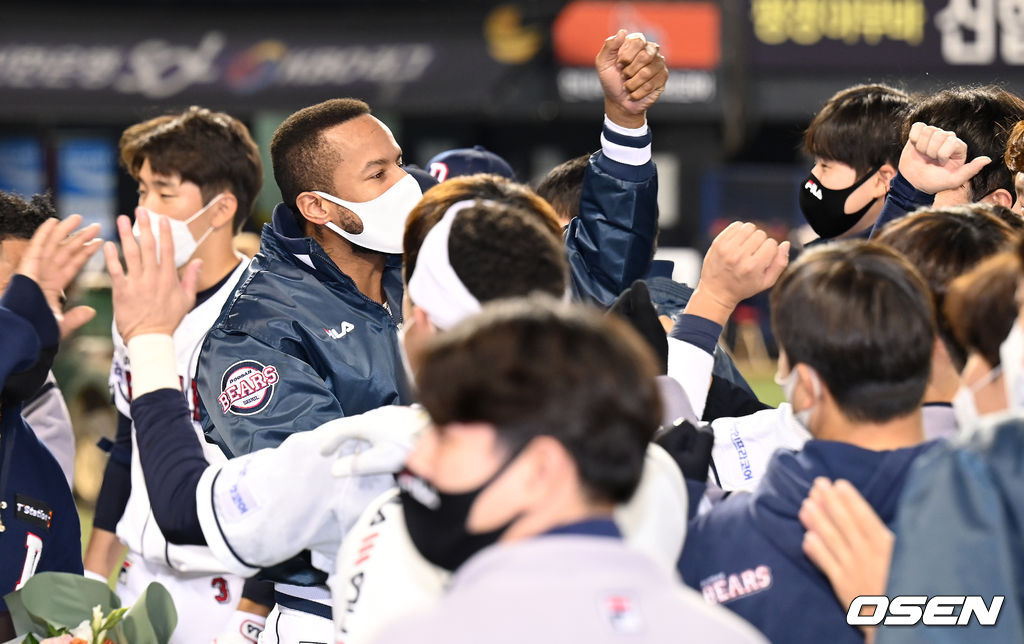 24일 서울 잠실야구장에서 열린 ‘2021 신한은행 SOL KBO리그’ 두산 베어스와 LG 트윈스의 더블헤더 1차전 경기, 종료 후 225탈삼진 기록을 세운 두산 미란다가 선수단과 기쁨을 나누고 있다. 2021.10.24 /sunday@osen.co.kr