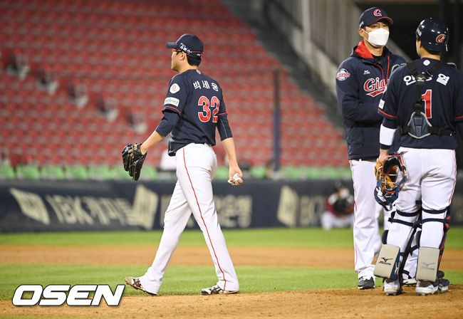 25일 오후 서울 잠실구장에서 2021 신한은행 SOL KBO리그 LG 트윈스와 롯데 자이언츠의 경기가 진행됐다.6회말 역전 허용한 롯데 선발투수 박세웅이 강판되고 있다.   2021.10.25 / soul1014@osen.co.kr