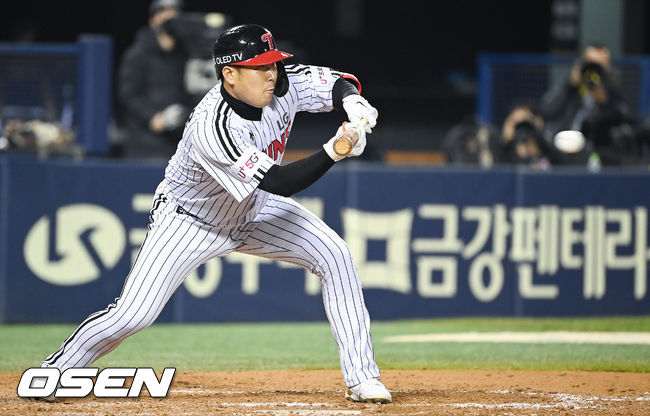 25일 LG의 마지막 홈경기. 롯데전 9회말 무사 1루 LG 대타 이성우가 희생번트를 성공시키고 있다. 2021.10.25 /soul1014@osen.co.kr