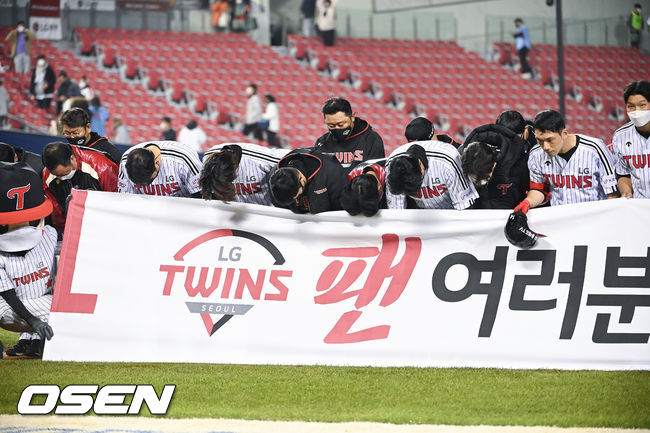 25일 시즌 마지막 홈경기를 마친 후 LG 선수들이 팬들에게 인사를 하고 있다.  2021.10.25 / soul1014@osen.co.kr