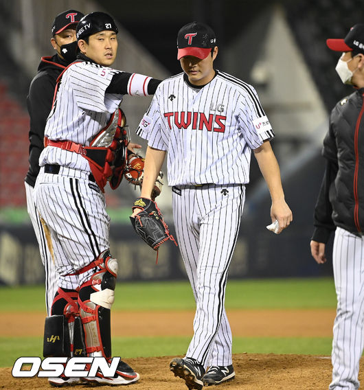 25일 오후 서울 잠실구장에서 2021 신한은행 SOL KBO리그 LG 트윈스와 롯데 자이언츠의 경기가 진행됐다.7회초 LG 함덕주가 몸의 이상을 느껴 교체되고 있다. 2021.10.25 / soul1014@osen.co.kr