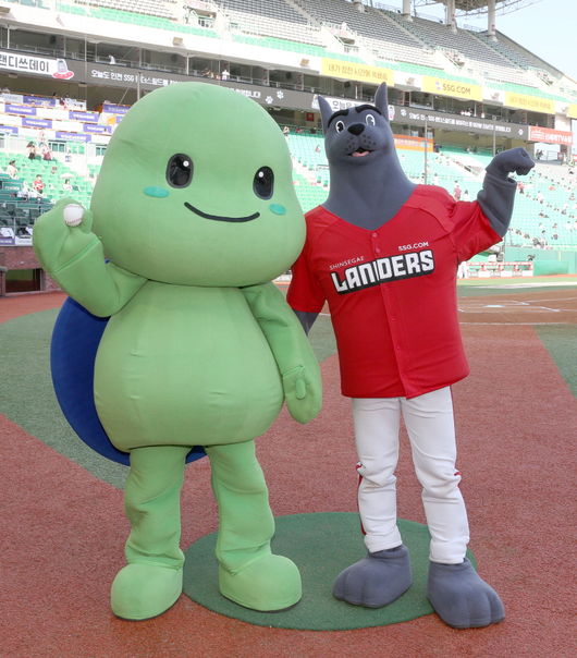 SSG 랜더스가 27일과 28일 인천SSG랜더스필드에서 열리는 두산 베어스와 홈 2연전 때 ‘한국국토정보공사(이하 LX) 브랜드 데이’ 이벤트를 실시한다. / SSG 제공