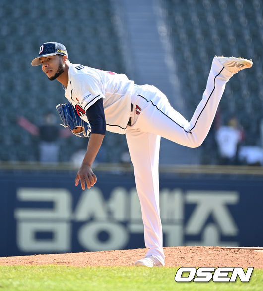 1회초 무사에서 두산 선발 투수 미란다가 역투하고 있다. 2021.10.24 /sunday@osen.co.kr