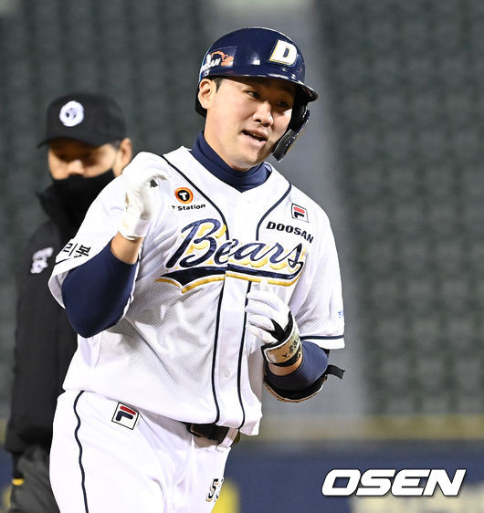 9회말 2사에서 두산 양석환이 좌월 솔로홈런을 치고 환호하고 있다. 2021.10.24 /sunday@osen.co.kr