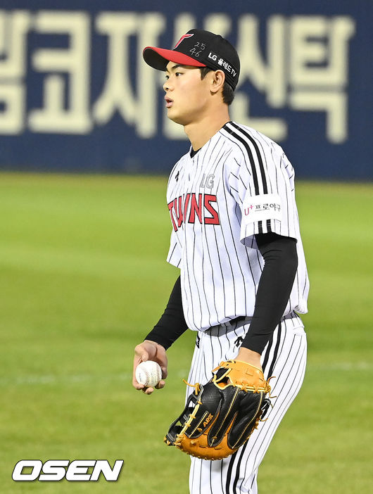 25일 오후 서울 잠실구장에서 2021 신한은행 SOL KBO리그 LG 트윈스와 롯데 자이언츠의 경기가 진행됐다.7회초 1사 3루 롯데 신용수의 파울타구를 고의낙구 시킨 이영빈 1루수가 아쉬워하고 있다.   2021.10.25 / soul1014@osen.co.kr