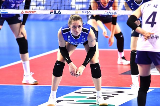 IBK기업은행은 26일 화성종합실내체육관에서 2021-2022 도드람 V리그 정규시즌 1라운드 한국도로공사와 맞붙어 세트 스코어 1-3(22-25, 10-25, 25-20, 17-25)으로 패했다. / KOVO 제공