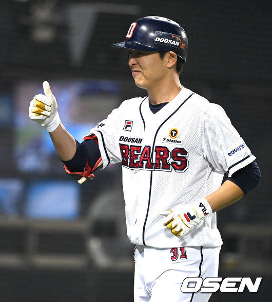 5회말 1사 2루 상황 두산 정수빈이 역전 우월 투런포를 날리고 홈을 밟은 뒤 기뻐하고 있다. 2021.10.26  / dreamer@osen.co.kr